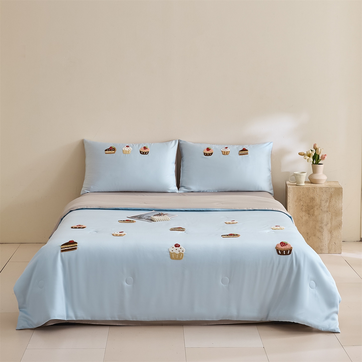 91家纺网 家纺一手货源 找家纺 DC 2026新款A类兰精天丝毛巾绣系列夏被四件套 婴儿蓝+冰川灰（丝绒蛋糕）