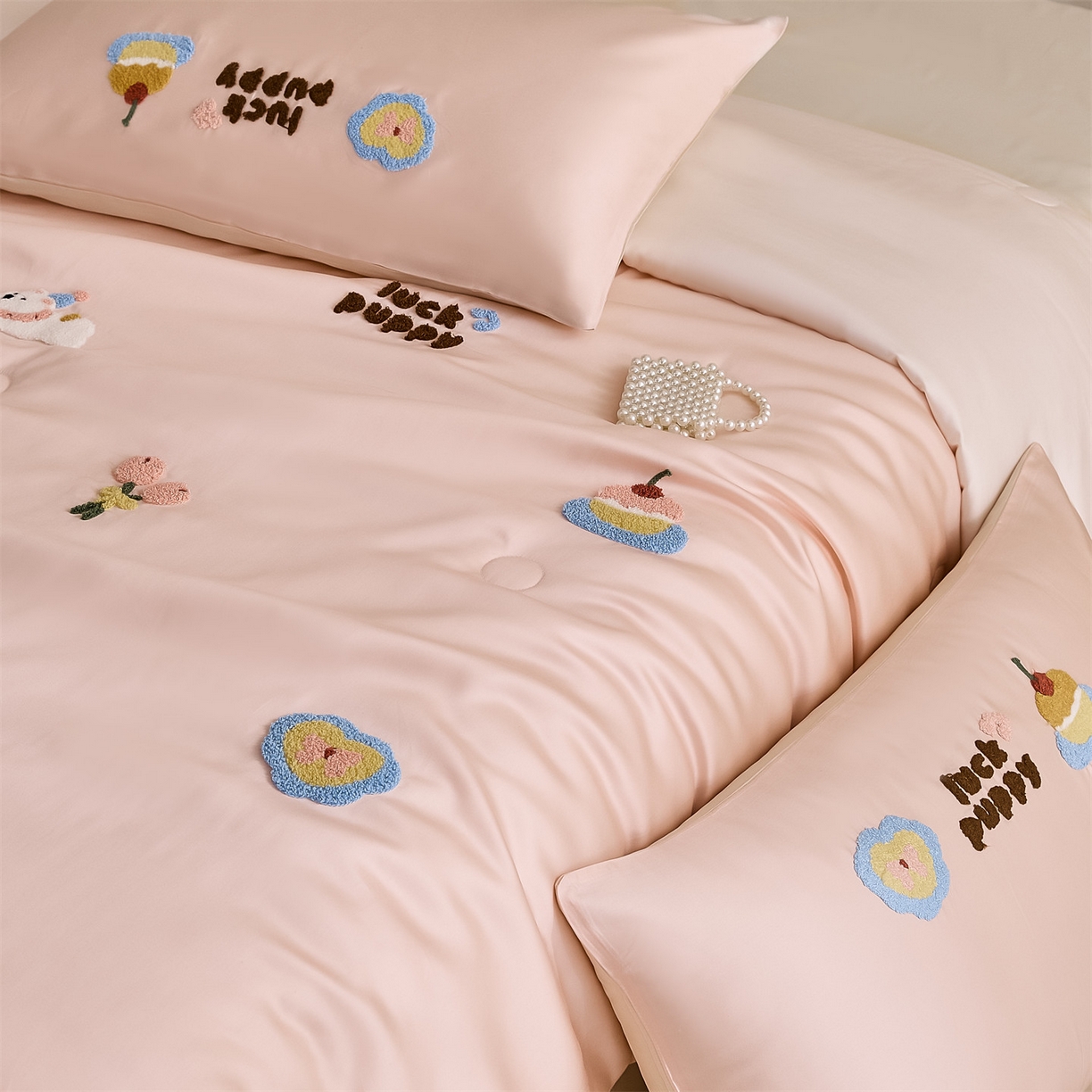 91家纺网 家纺一手货源 找家纺 DC 2026新款A类兰精天丝毛巾绣系列夏被四件套 半熟蜜桃+元气白桃（初夏小狗）