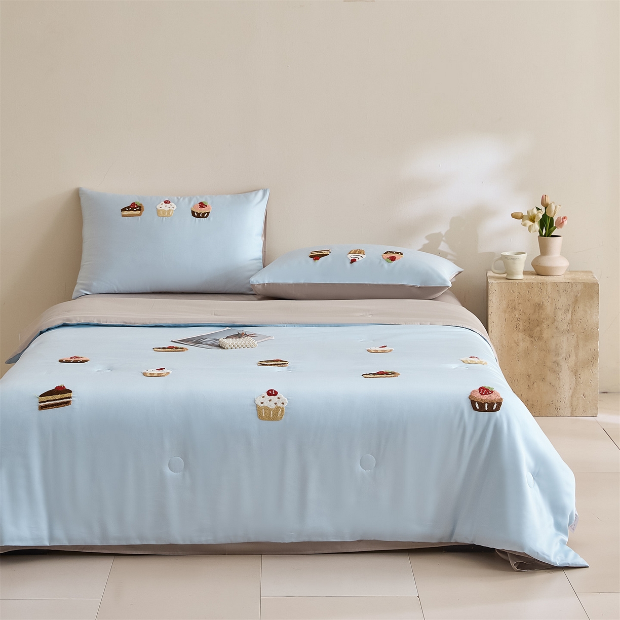 91家纺网 家纺一手货源 找家纺 DC 2026新款A类兰精天丝毛巾绣系列夏被四件套 婴儿蓝+冰川灰（丝绒蛋糕）