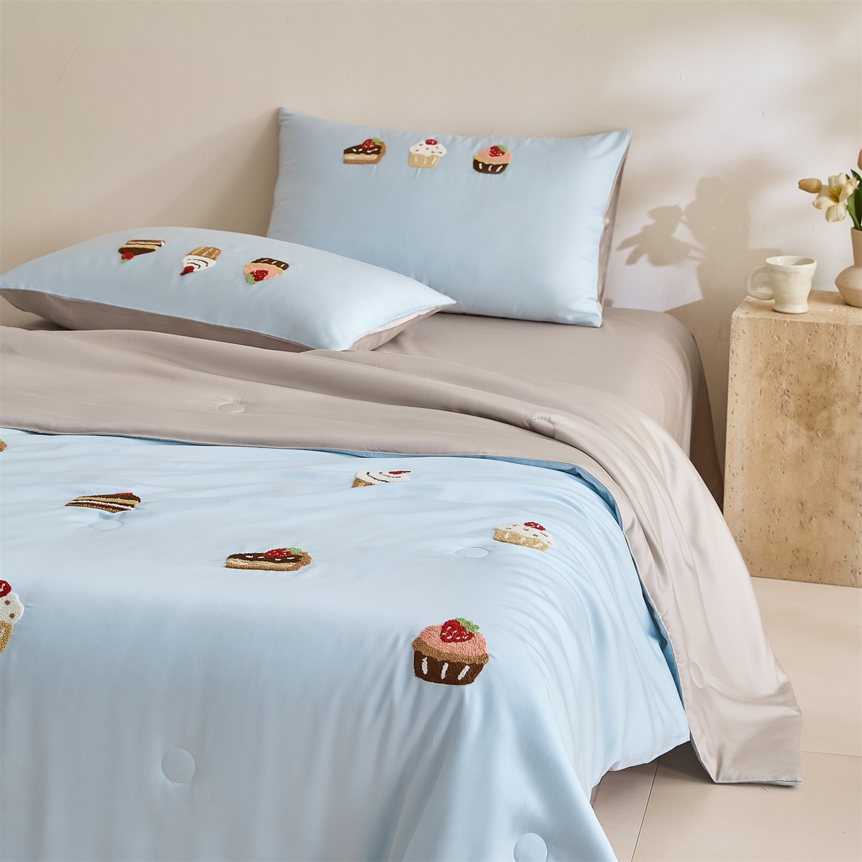 91家纺网 家纺一手货源 找家纺 DC 2026新款A类兰精天丝毛巾绣系列夏被四件套 婴儿蓝+冰川灰（丝绒蛋糕）