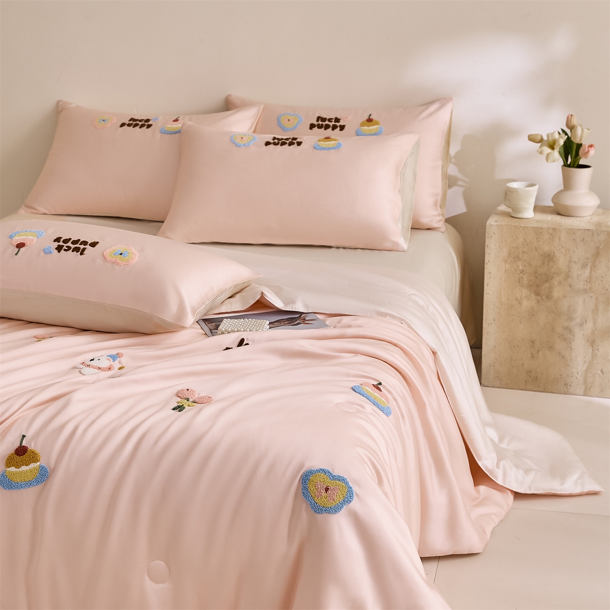 91家纺网 家纺一手货源 找家纺 DC 2026新款A类兰精天丝毛巾绣系列夏被四件套 半熟蜜桃+元气白桃（初夏小狗）