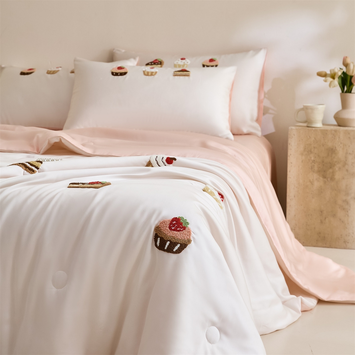 91家纺网 家纺一手货源 找家纺 DC 2026新款A类兰精天丝毛巾绣系列夏被四件套 元气白桃+半熟蜜桃（丝绒蛋糕）