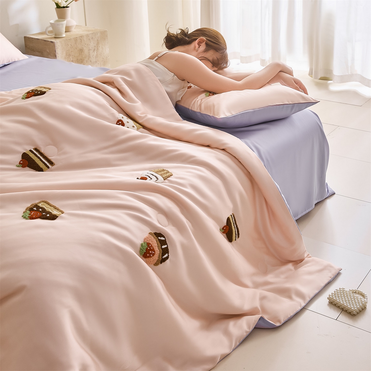 91家纺网 家纺一手货源 找家纺 DC 2026新款A类兰精天丝毛巾绣系列夏被四件套 半熟蜜桃+风信紫（丝绒蛋糕）