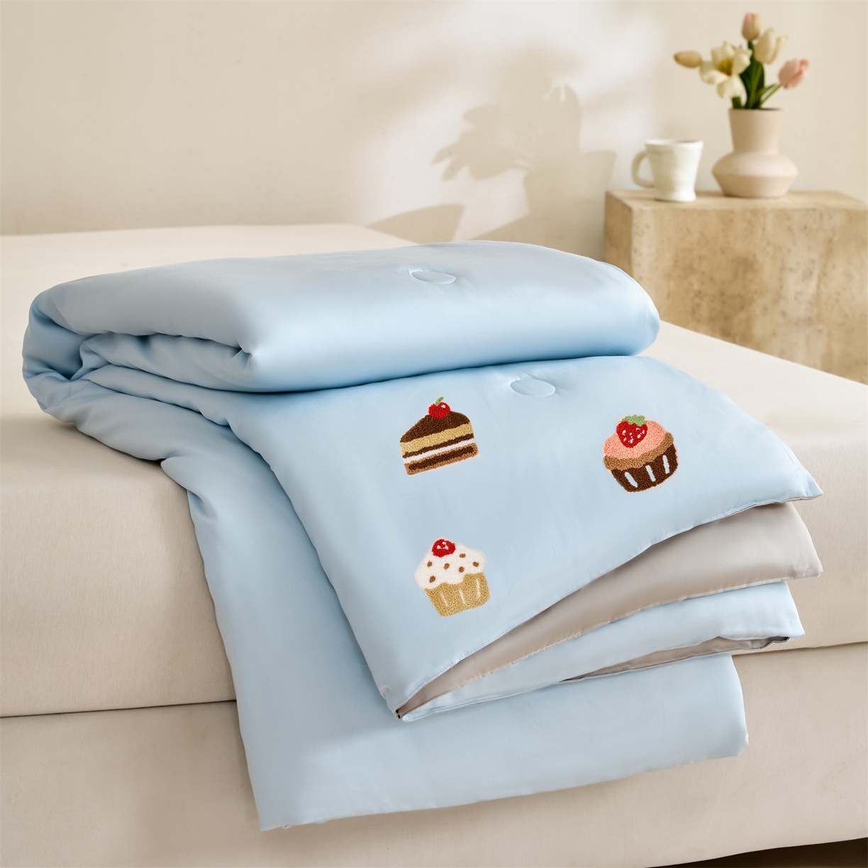 91家纺网 家纺一手货源 找家纺 DC 2026新款A类兰精天丝毛巾绣系列夏被四件套 婴儿蓝+冰川灰（丝绒蛋糕）