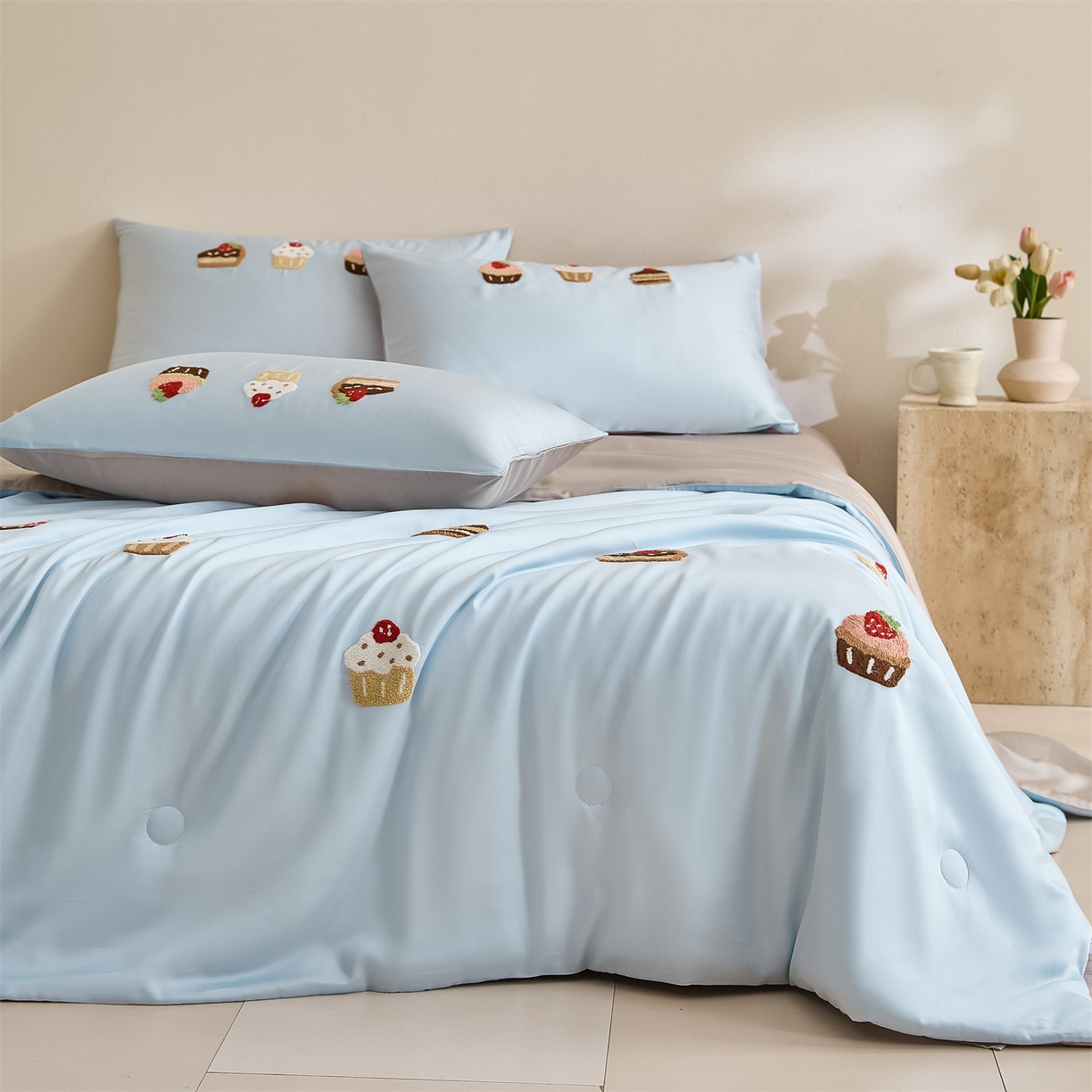 91家纺网 家纺一手货源 找家纺 DC 2026新款A类兰精天丝毛巾绣系列夏被四件套 婴儿蓝+冰川灰（丝绒蛋糕）