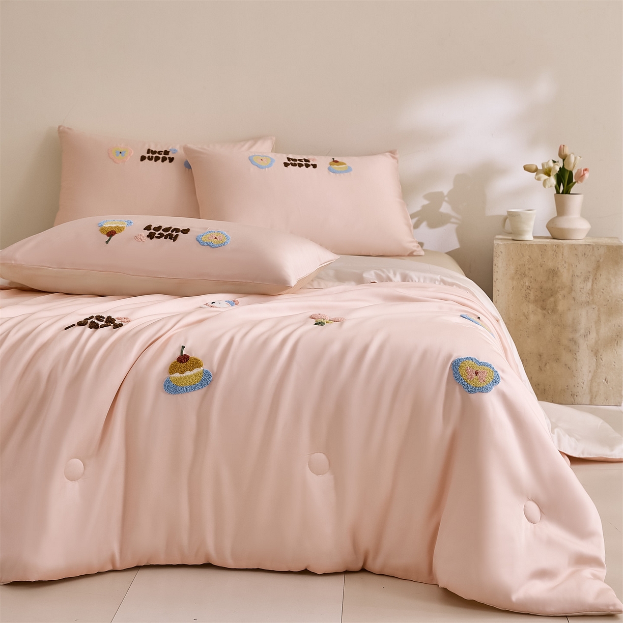 91家纺网 家纺一手货源 找家纺 DC 2026新款A类兰精天丝毛巾绣系列夏被四件套 半熟蜜桃+元气白桃（初夏小狗）