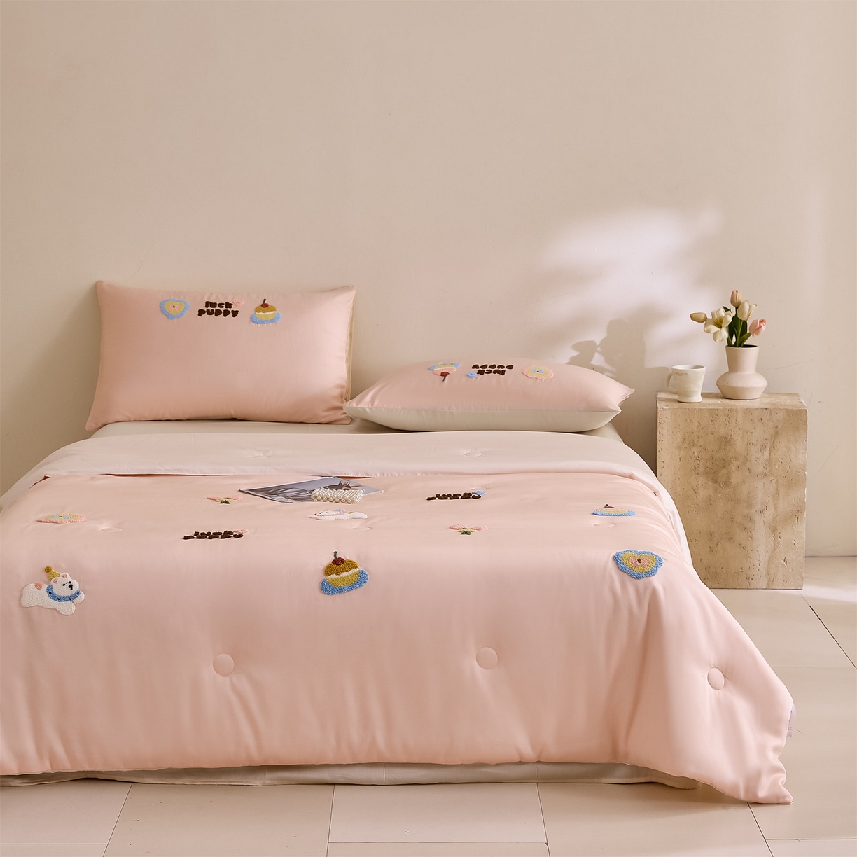 91家纺网 家纺一手货源 找家纺 DC 2026新款A类兰精天丝毛巾绣系列夏被四件套 半熟蜜桃+元气白桃（初夏小狗）