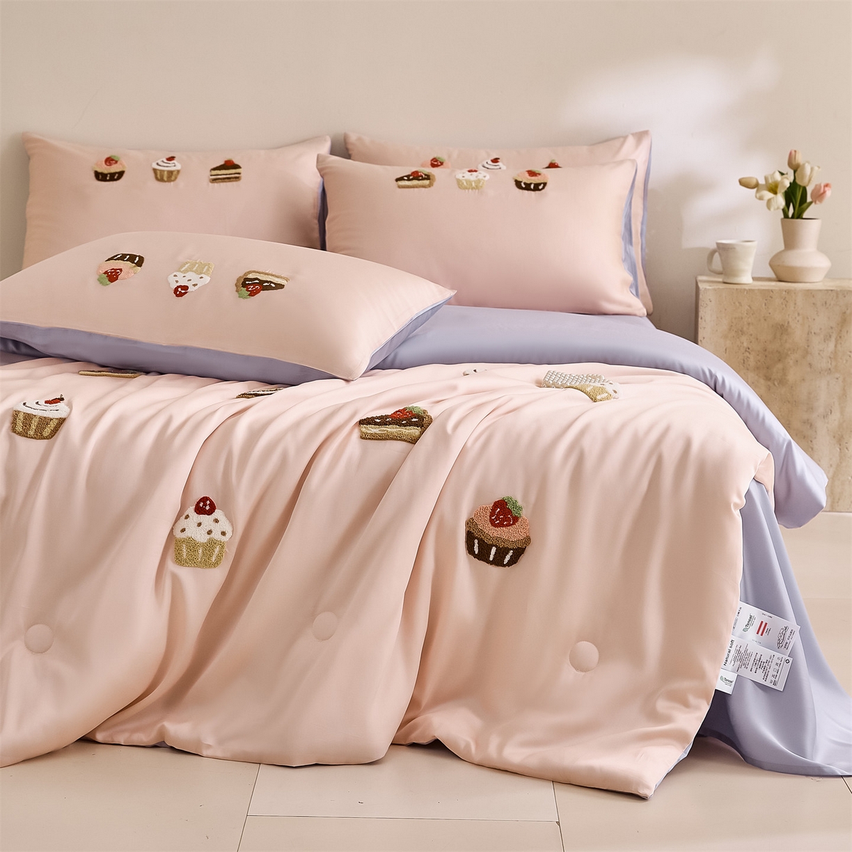 91家纺网 家纺一手货源 找家纺 DC 2026新款A类兰精天丝毛巾绣系列夏被四件套 半熟蜜桃+风信紫（丝绒蛋糕）