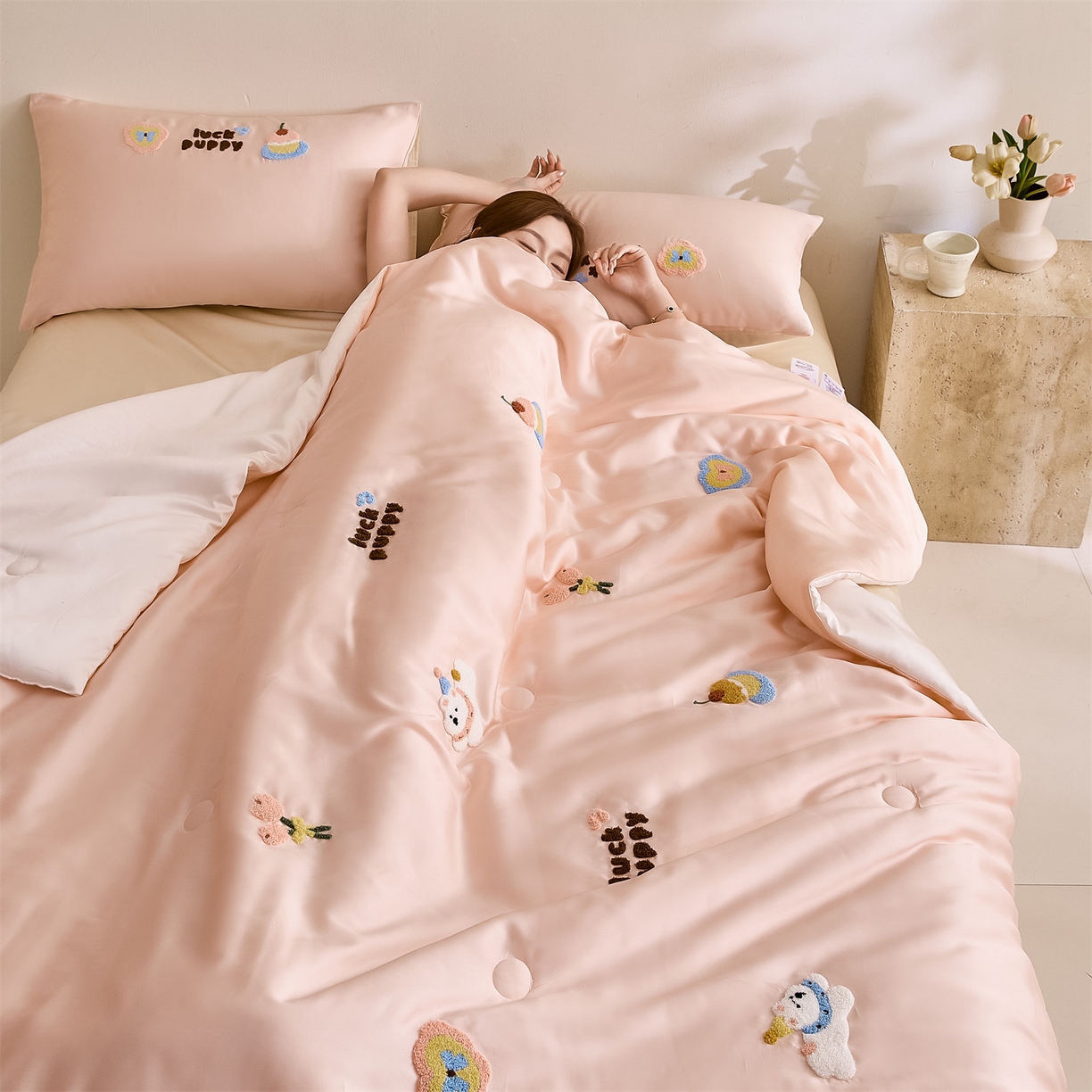 91家纺网 家纺一手货源 找家纺 DC 2026新款A类兰精天丝毛巾绣系列夏被四件套 半熟蜜桃+元气白桃（初夏小狗）