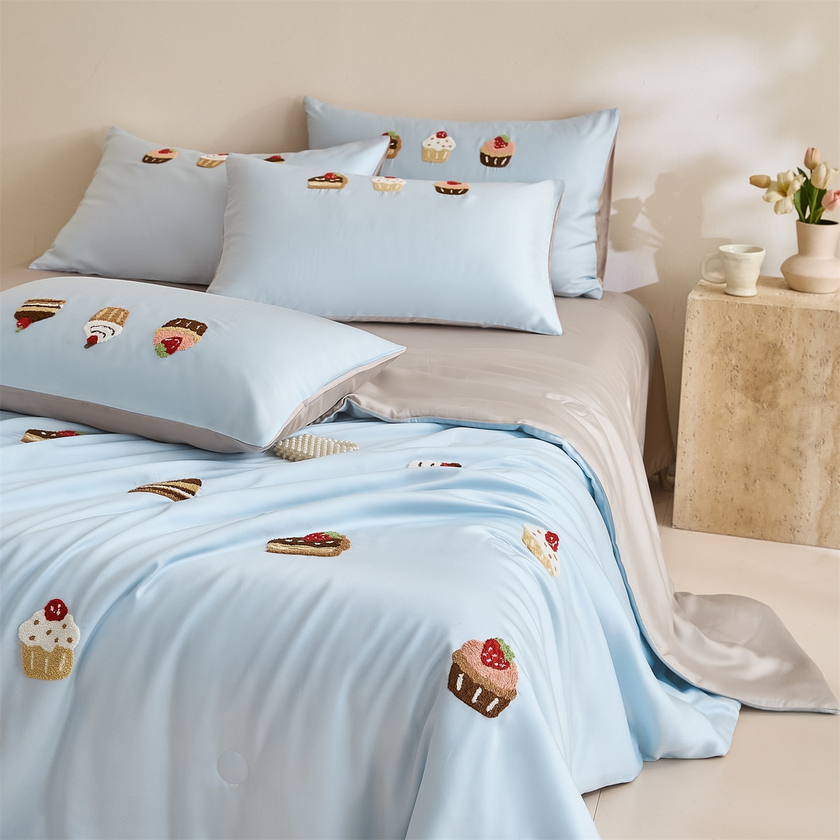 91家纺网 家纺一手货源 找家纺 DC 2026新款A类兰精天丝毛巾绣系列夏被四件套 婴儿蓝+冰川灰（丝绒蛋糕）