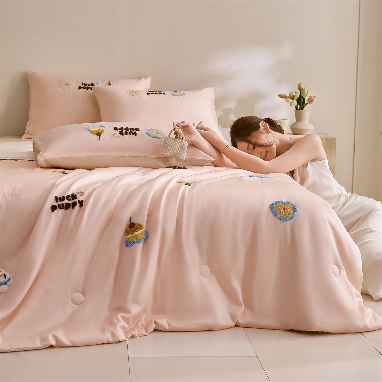 91家纺网 家纺一手货源 找家纺 DC 2026新款A类兰精天丝毛巾绣系列夏被四件套 半熟蜜桃+元气白桃（初夏小狗）