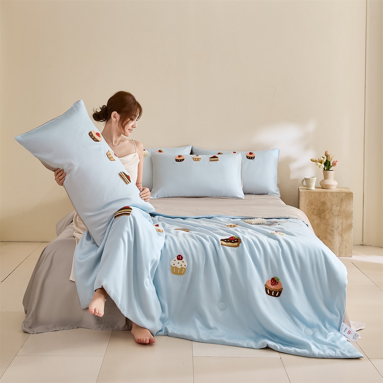 91家纺网 家纺一手货源 找家纺 DC 2026新款A类兰精天丝毛巾绣系列夏被四件套 婴儿蓝+冰川灰（丝绒蛋糕）