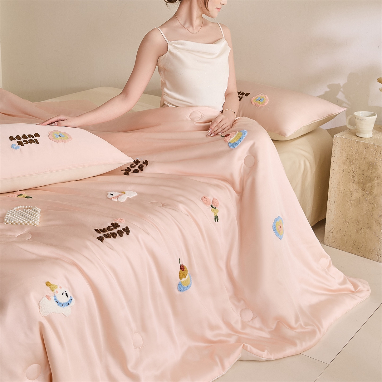 91家纺网 家纺一手货源 找家纺 DC 2026新款A类兰精天丝毛巾绣系列夏被四件套 半熟蜜桃+元气白桃（初夏小狗）