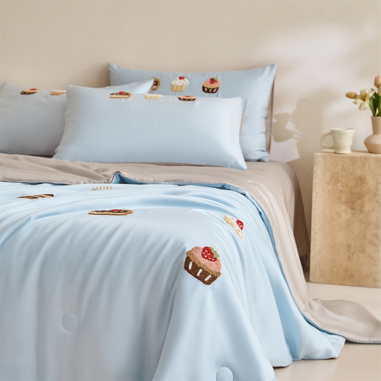 91家纺网 家纺一手货源 找家纺 DC 2026新款A类兰精天丝毛巾绣系列夏被四件套 婴儿蓝+冰川灰（丝绒蛋糕）