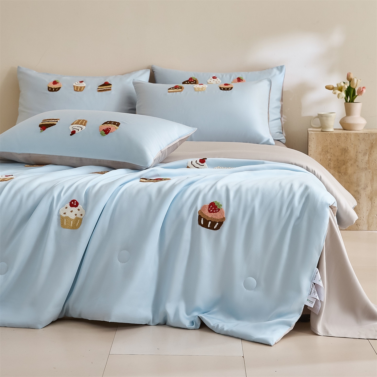 91家纺网 家纺一手货源 找家纺 DC 2026新款A类兰精天丝毛巾绣系列夏被四件套 婴儿蓝+冰川灰（丝绒蛋糕）