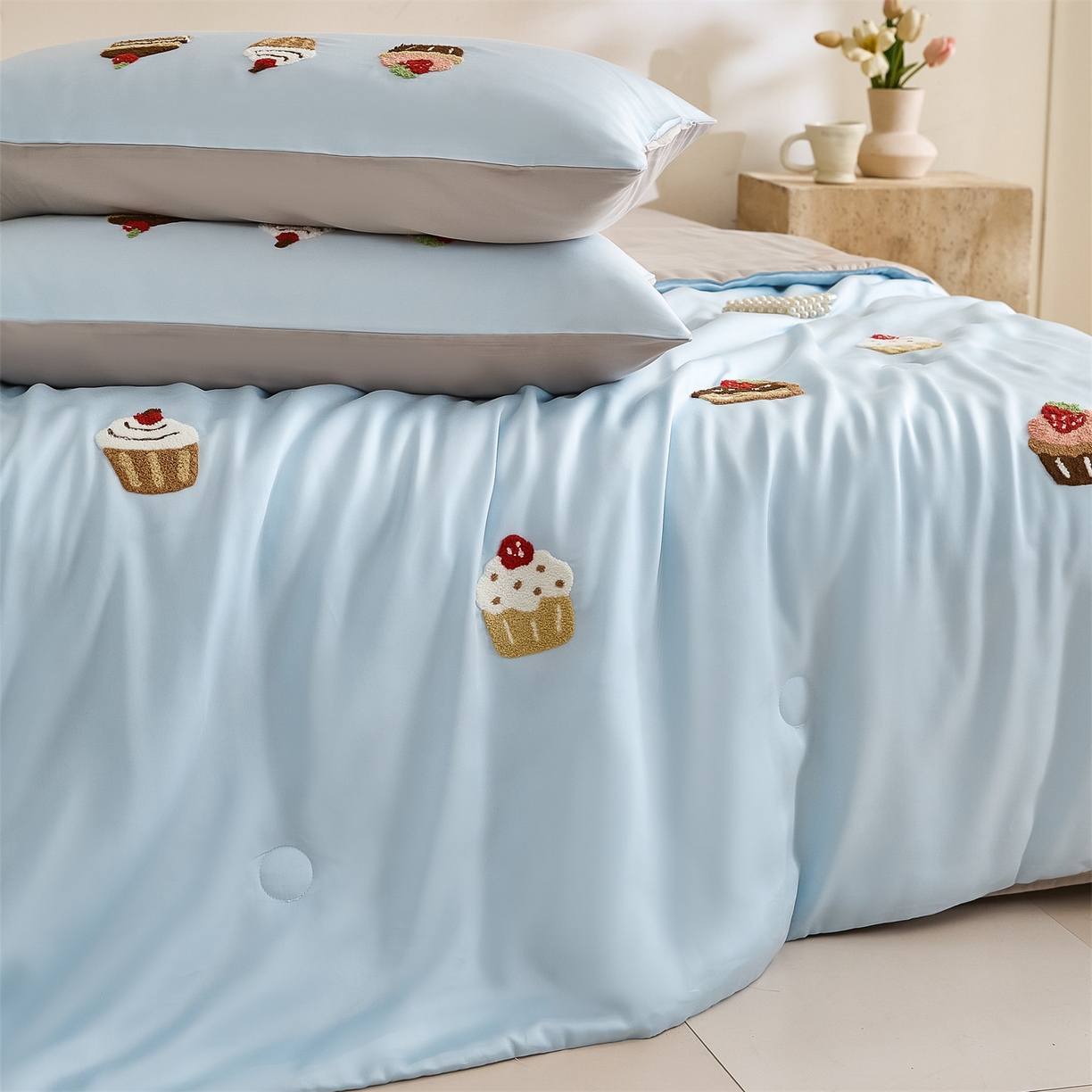 91家纺网 家纺一手货源 找家纺 DC 2026新款A类兰精天丝毛巾绣系列夏被四件套 婴儿蓝+冰川灰（丝绒蛋糕）