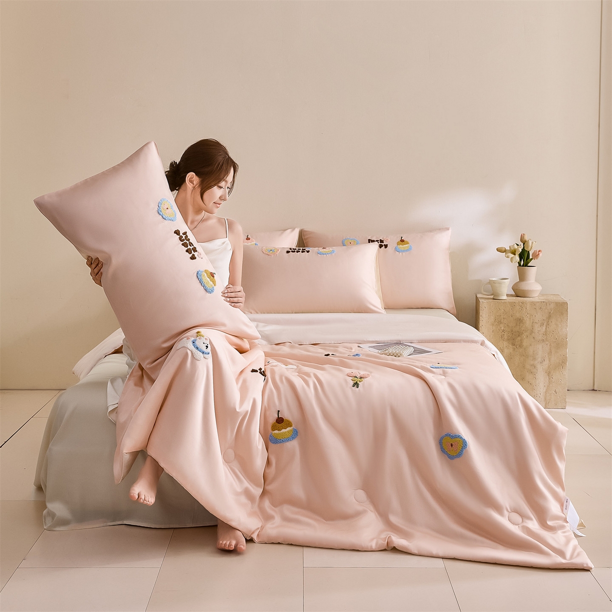 91家纺网 家纺一手货源 找家纺 DC 2026新款A类兰精天丝毛巾绣系列夏被四件套 半熟蜜桃+元气白桃（初夏小狗）