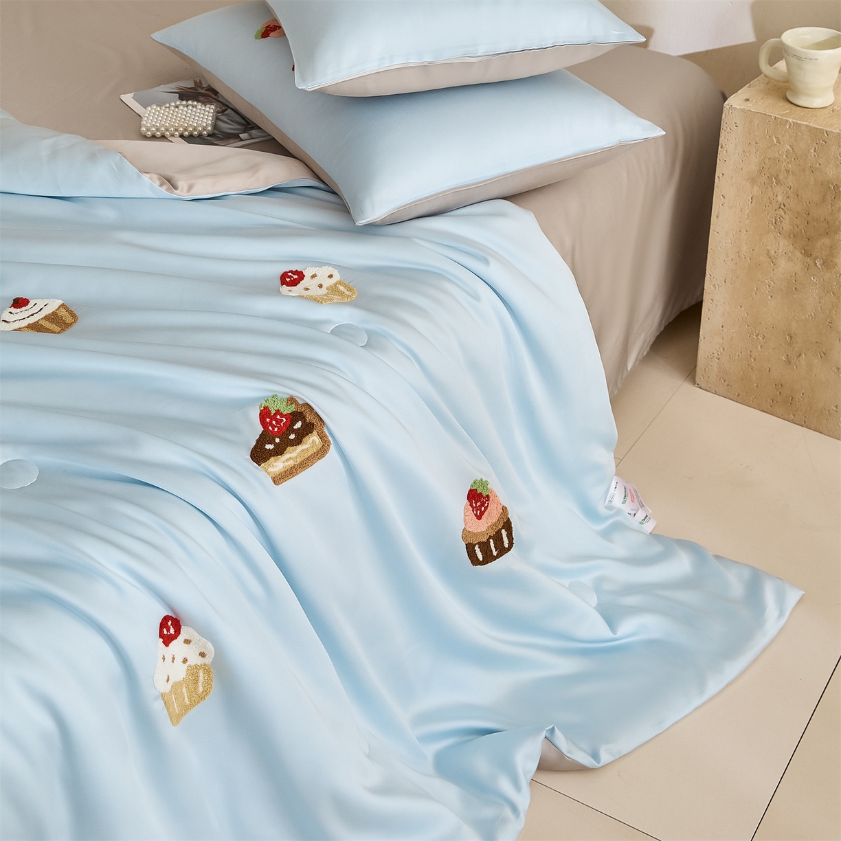 91家纺网 家纺一手货源 找家纺 DC 2026新款A类兰精天丝毛巾绣系列夏被四件套 婴儿蓝+冰川灰（丝绒蛋糕）