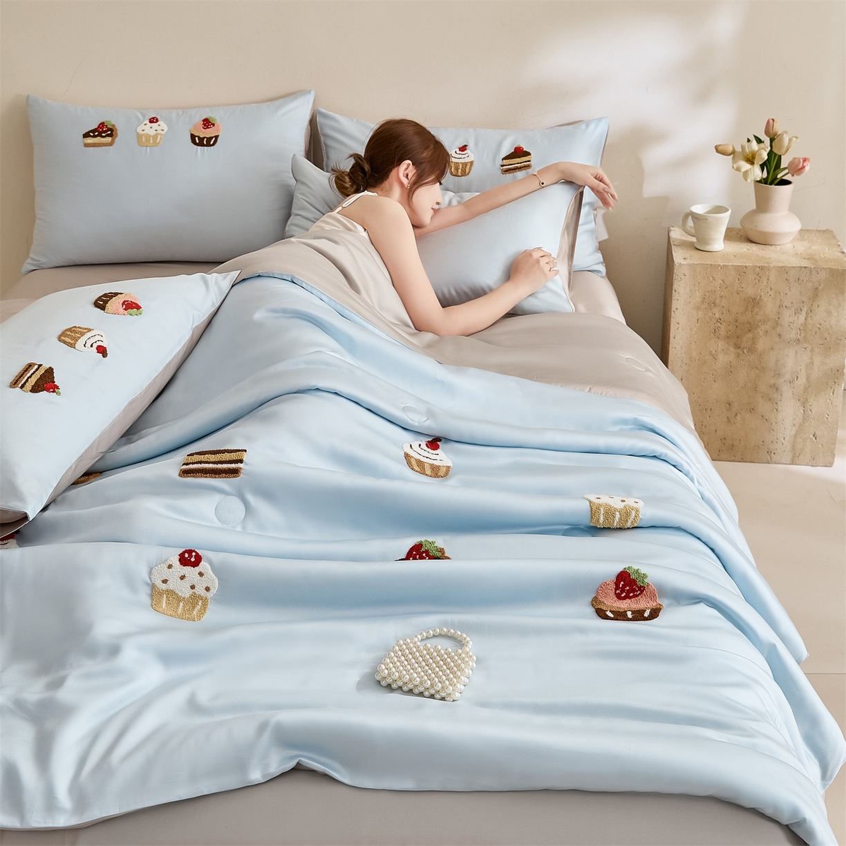 91家纺网 家纺一手货源 找家纺 DC 2026新款A类兰精天丝毛巾绣系列夏被四件套 婴儿蓝+冰川灰（丝绒蛋糕）