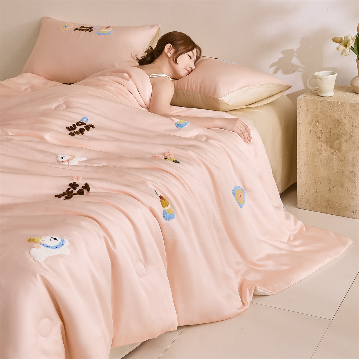 91家纺网 家纺一手货源 找家纺 DC 2026新款A类兰精天丝毛巾绣系列夏被四件套 半熟蜜桃+元气白桃（初夏小狗）