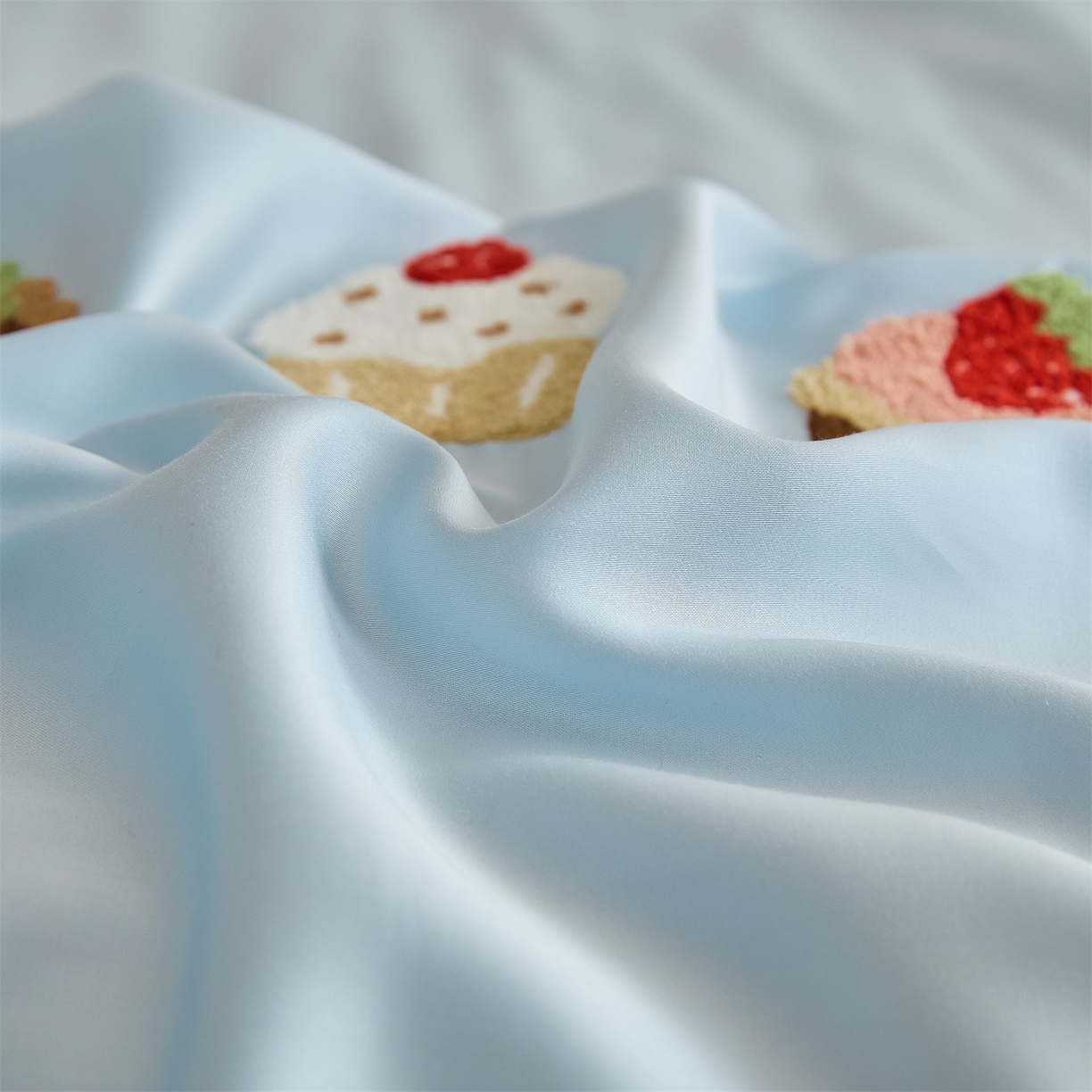 91家纺网 家纺一手货源 找家纺 DC 2026新款A类兰精天丝毛巾绣系列夏被四件套 婴儿蓝+冰川灰（丝绒蛋糕）