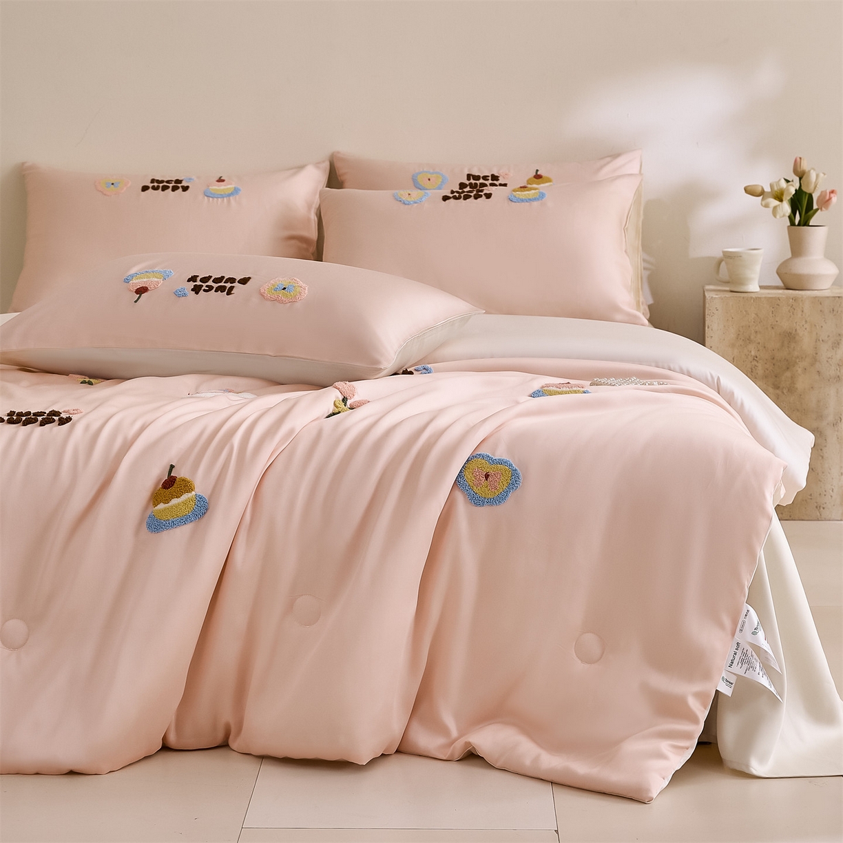 91家纺网 家纺一手货源 找家纺 DC 2026新款A类兰精天丝毛巾绣系列夏被四件套 半熟蜜桃+元气白桃（初夏小狗）