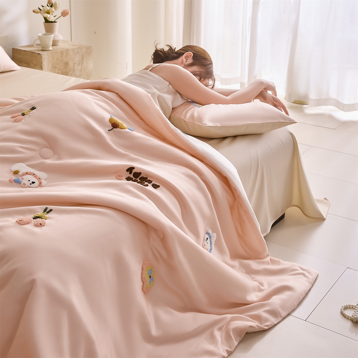 91家纺网 家纺一手货源 找家纺 DC 2026新款A类兰精天丝毛巾绣系列夏被四件套 半熟蜜桃+元气白桃（初夏小狗）