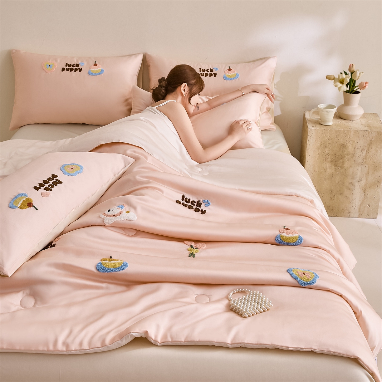 91家纺网 家纺一手货源 找家纺 DC 2026新款A类兰精天丝毛巾绣系列夏被四件套 半熟蜜桃+元气白桃（初夏小狗）