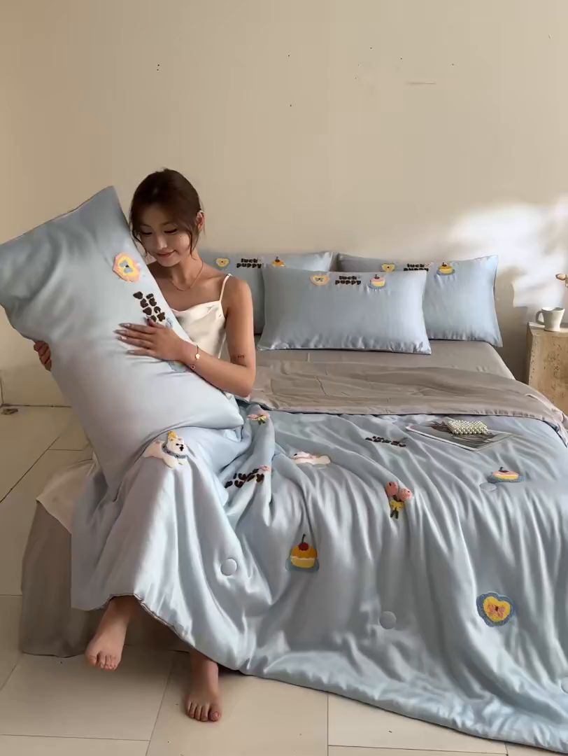 91家纺网 家纺一手货源 找家纺 DC 2026新款A类兰精天丝毛巾绣系列夏被四件套 婴儿蓝+冰川灰（初夏小狗）