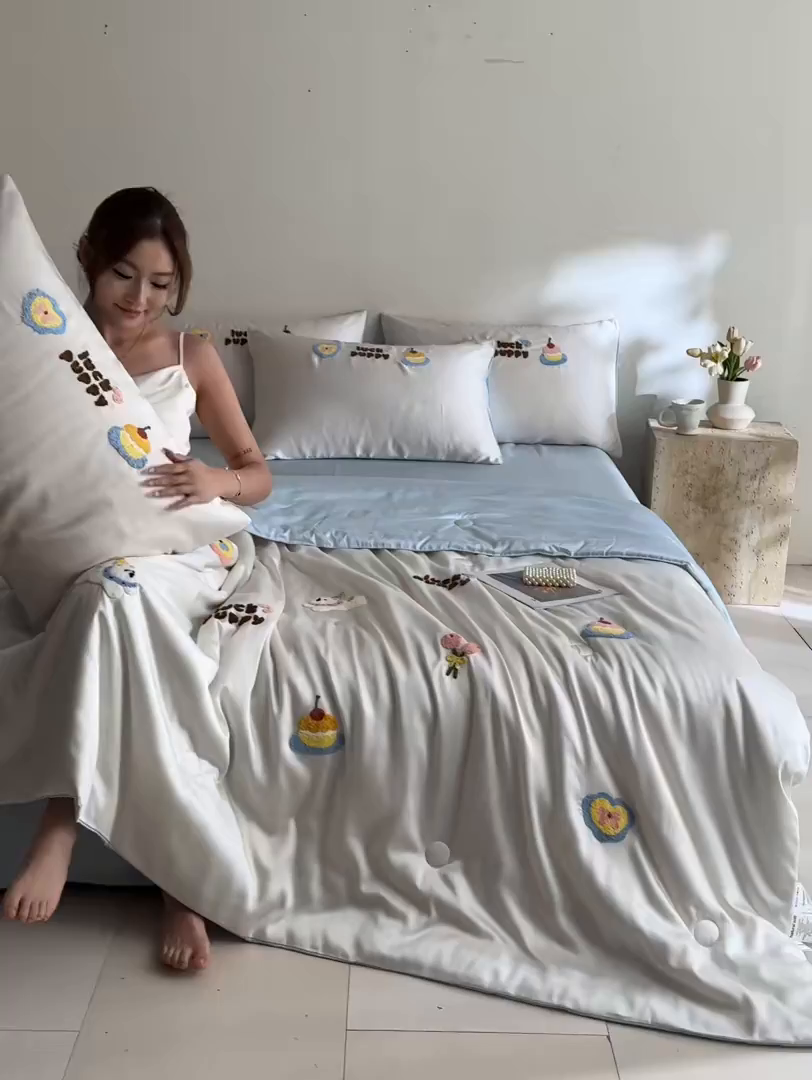 91家纺网 家纺一手货源 找家纺 DC 2026新款A类兰精天丝毛巾绣系列夏被四件套 元气白桃+婴儿蓝（初夏小狗）