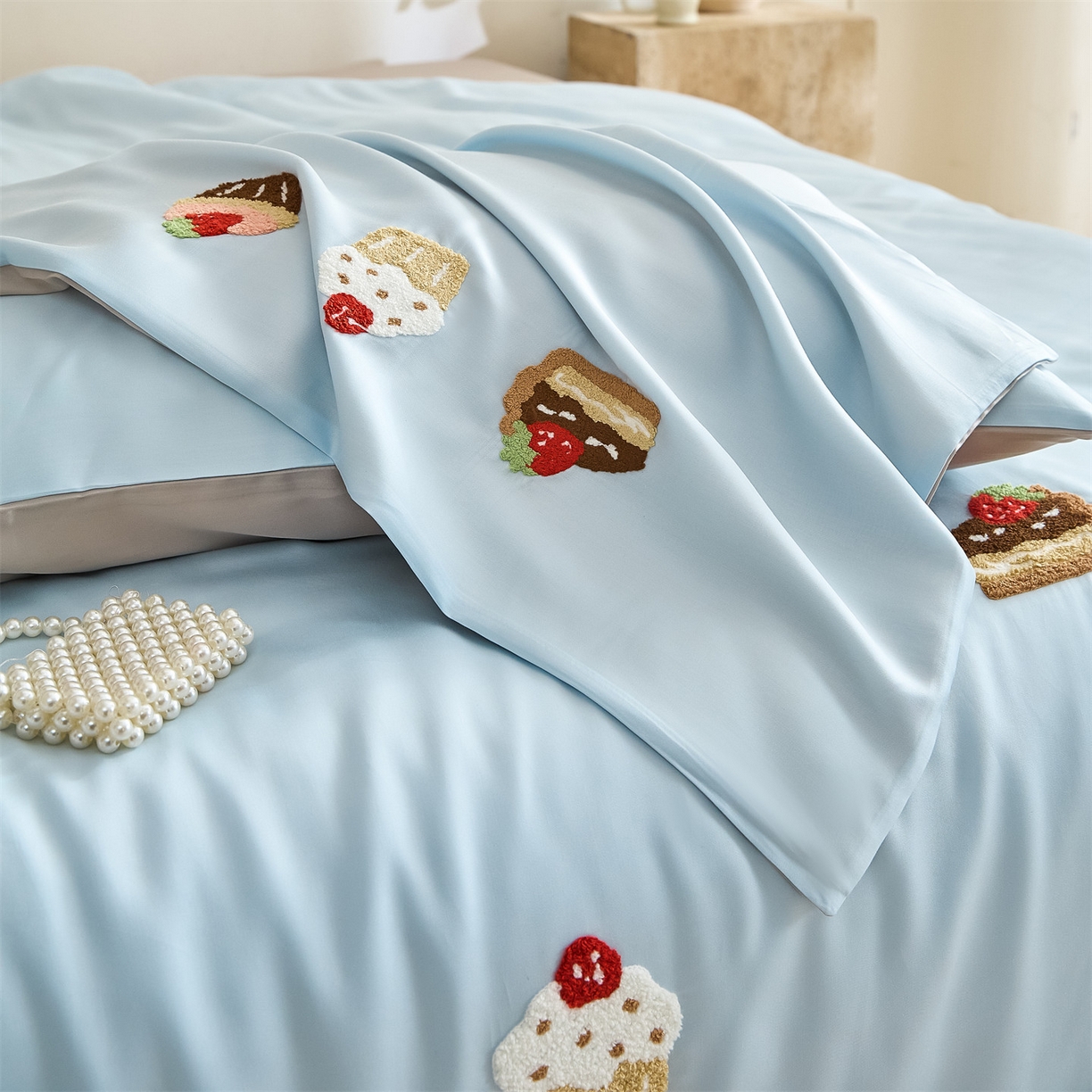 91家纺网 家纺一手货源 找家纺 DC 2026新款A类兰精天丝毛巾绣系列夏被四件套 婴儿蓝+冰川灰（丝绒蛋糕）