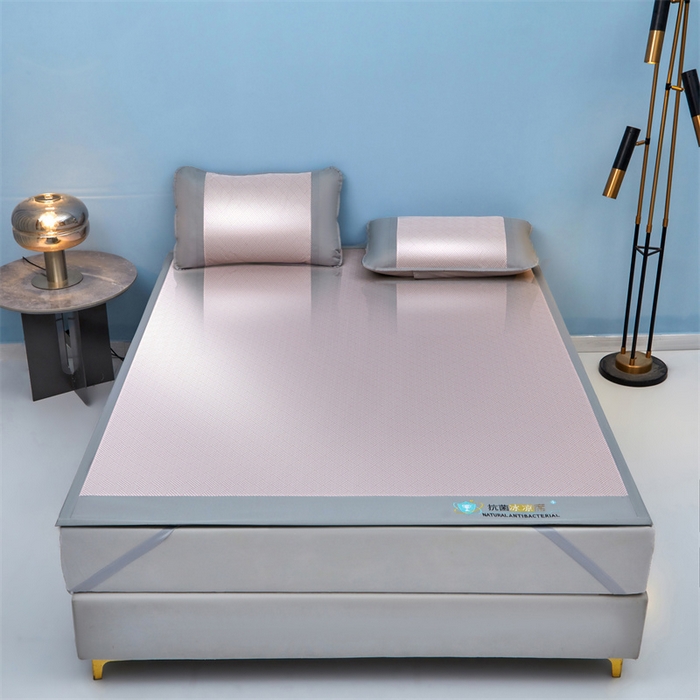 91家纺网 家纺一手货源 找家纺 航途席业 2026新款抗菌冰凉席饼干条纹无纺布凉席席子 思绪 树莓粉