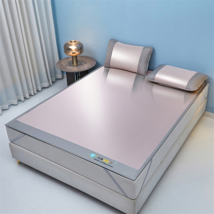 91家纺网 家纺一手货源 找家纺 航途席业 2026新款抗菌冰凉席饼干条纹无纺布凉席席子 思绪 树莓粉