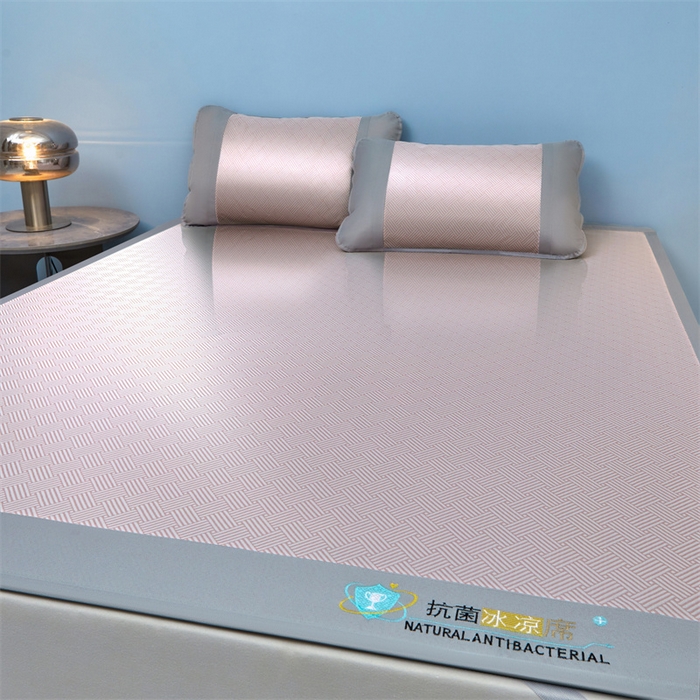 91家纺网 家纺一手货源 找家纺 航途席业 2026新款抗菌冰凉席饼干条纹无纺布凉席席子 思绪 树莓粉