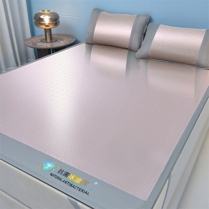 91家纺网 家纺一手货源 找家纺 航途席业 2026新款抗菌冰凉席饼干条纹无纺布凉席席子 思绪 树莓粉