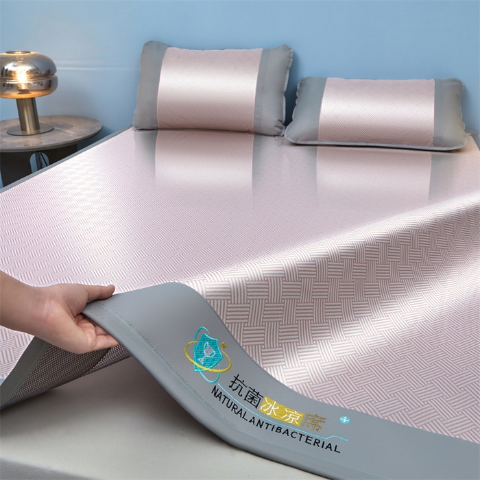 91家纺网 家纺一手货源 找家纺 航途席业 2026新款抗菌冰凉席饼干条纹无纺布凉席席子 思绪 树莓粉