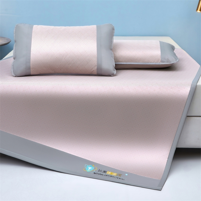 91家纺网 家纺一手货源 找家纺 航途席业 2026新款抗菌冰凉席饼干条纹无纺布凉席席子 思绪 树莓粉