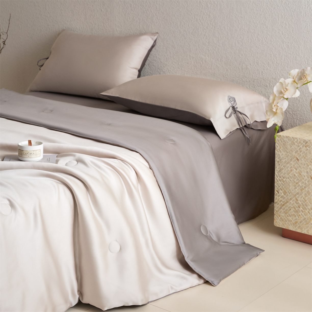 91家纺网 家纺一手货源 找家纺 DC 2026新款A类兰精天丝玫瑰压线抽绳款夏被四件套--日落玫瑰系列 浅茶+经典灰