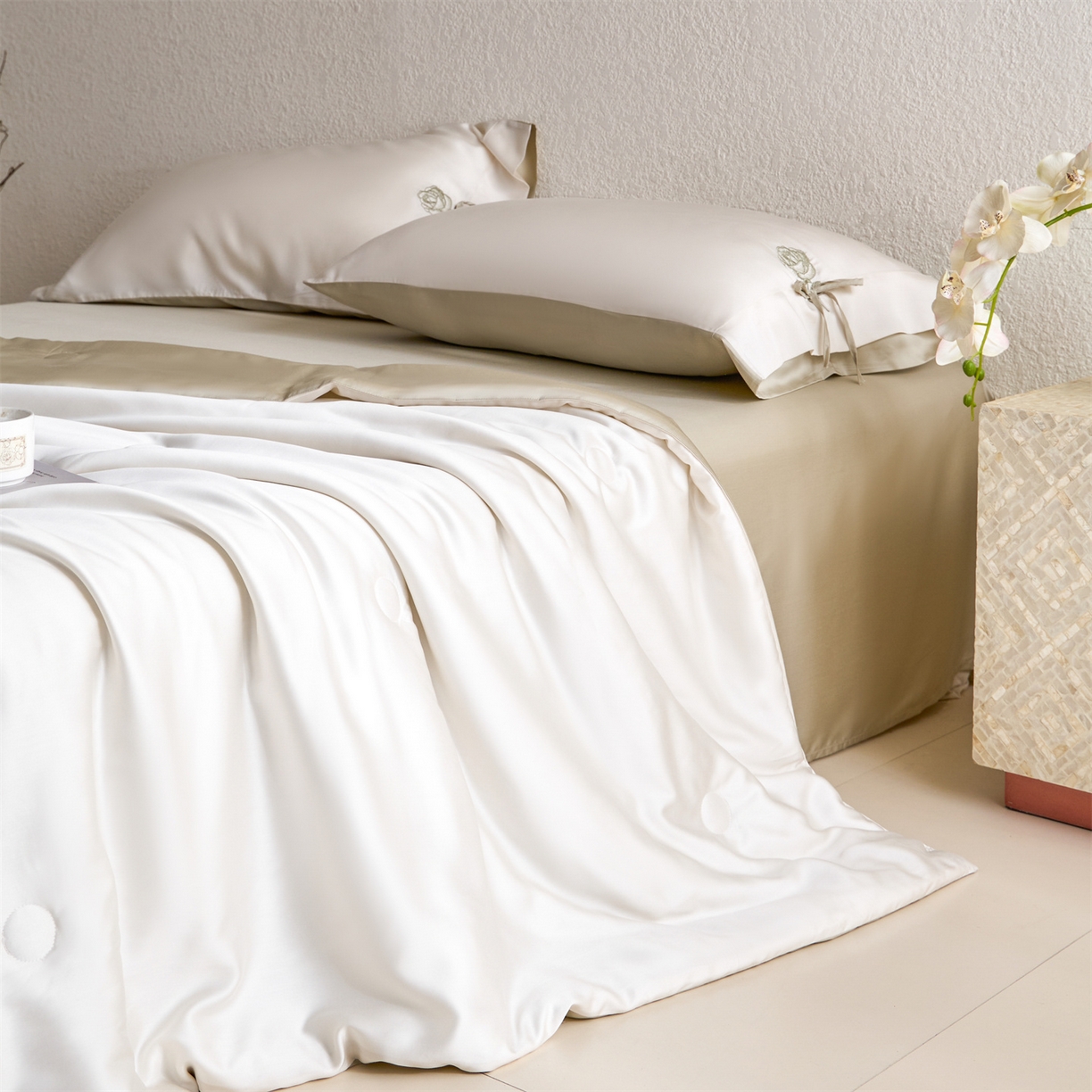 91家纺网 家纺一手货源 找家纺 DC 2026新款A类兰精天丝玫瑰压线抽绳款夏被四件套--日落玫瑰系列 元气白桃+桉树绿