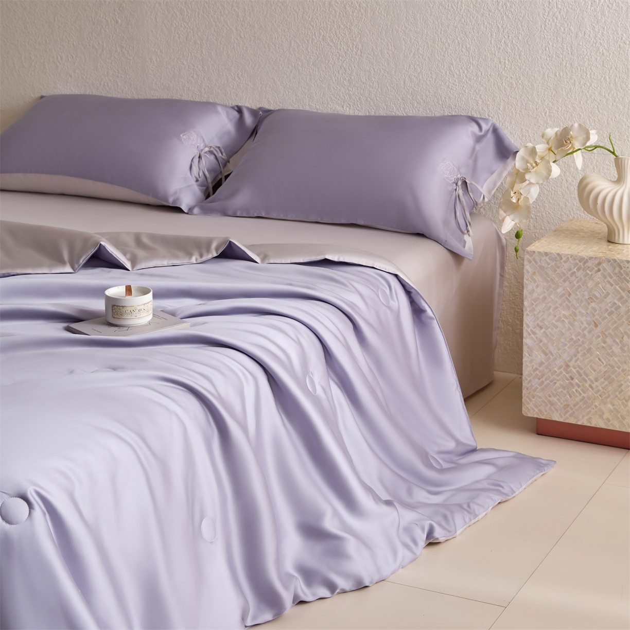 91家纺网 家纺一手货源 找家纺 DC 2026新款A类兰精天丝玫瑰压线抽绳款夏被四件套--日落玫瑰系列 风信紫+流沙灰