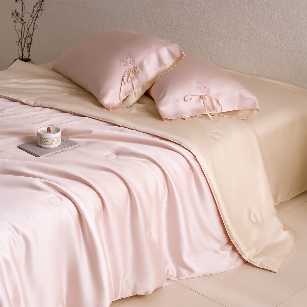 91家纺网 家纺一手货源 找家纺 DC 2026新款A类兰精天丝玫瑰压线抽绳款夏被四件套--日落玫瑰系列 冰雾粉+卡其