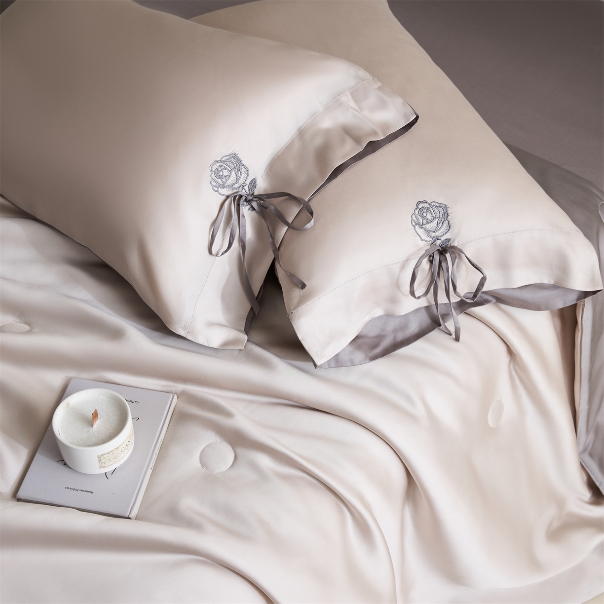 91家纺网 家纺一手货源 找家纺 DC 2026新款A类兰精天丝玫瑰压线抽绳款夏被四件套--日落玫瑰系列 浅茶+经典灰