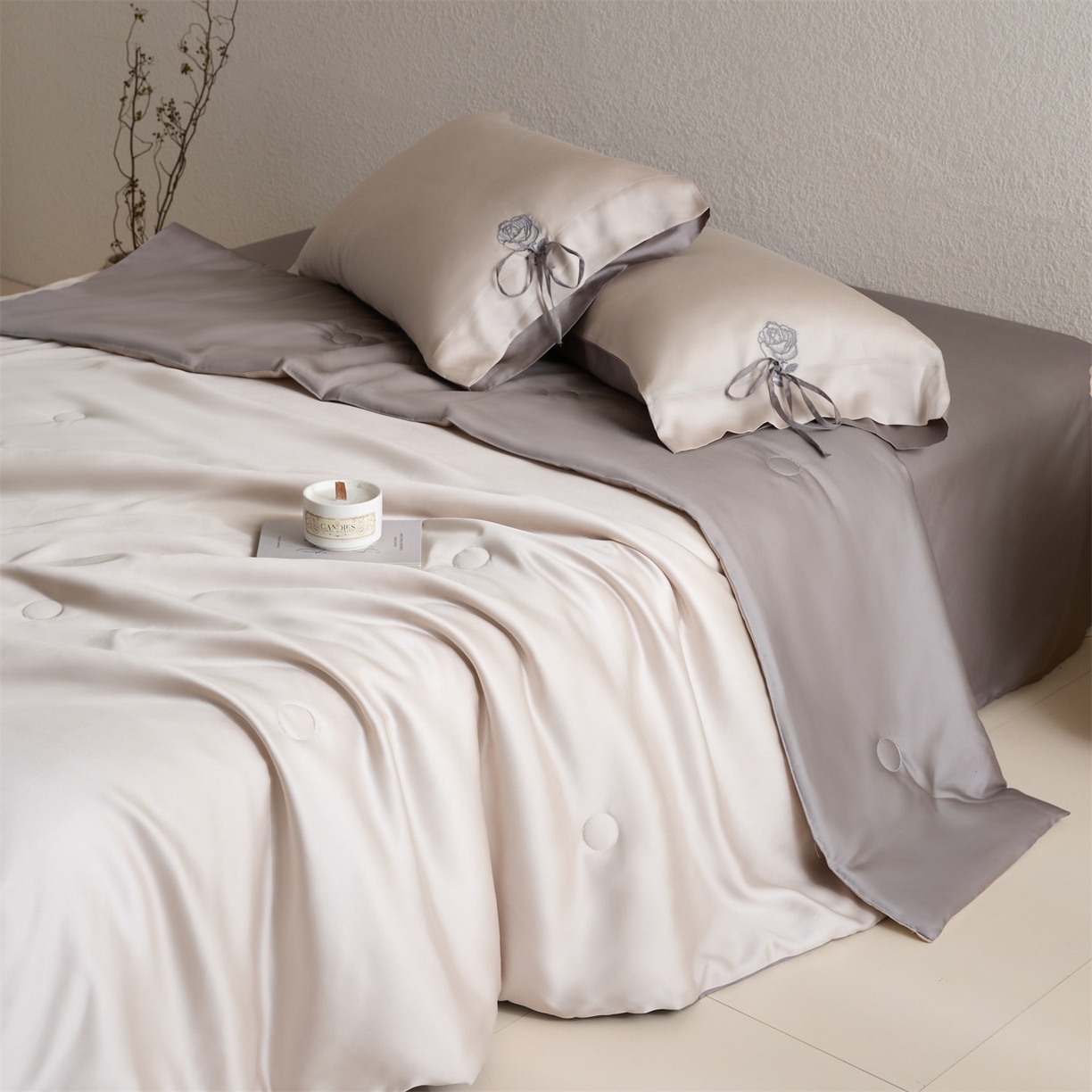 91家纺网 家纺一手货源 找家纺 DC 2026新款A类兰精天丝玫瑰压线抽绳款夏被四件套--日落玫瑰系列 浅茶+经典灰