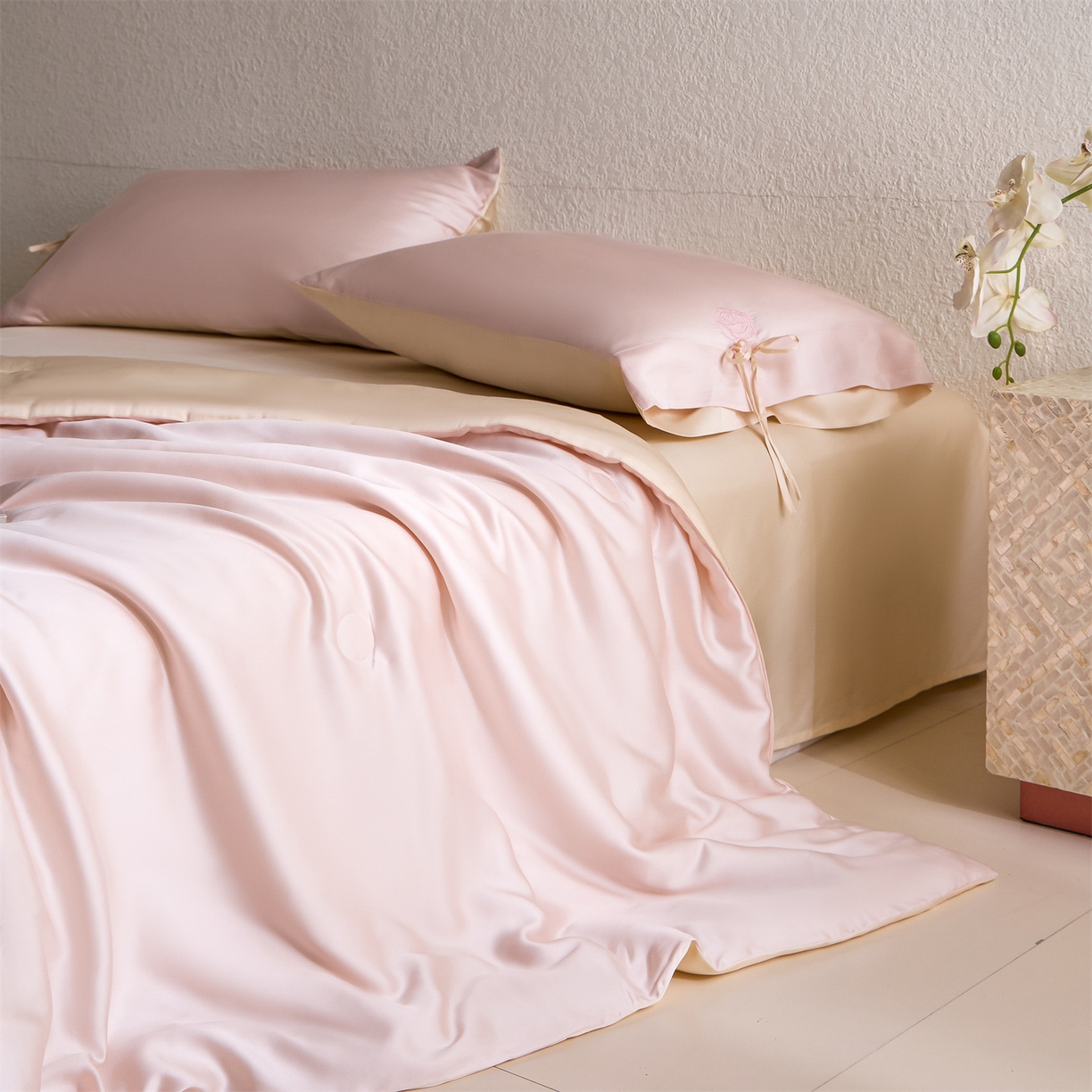 91家纺网 家纺一手货源 找家纺 DC 2026新款A类兰精天丝玫瑰压线抽绳款夏被四件套--日落玫瑰系列 冰雾粉+卡其