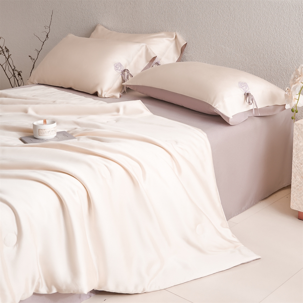 91家纺网 家纺一手货源 找家纺 DC 2026新款A类兰精天丝玫瑰压线抽绳款夏被四件套--日落玫瑰系列 杏白-素粉