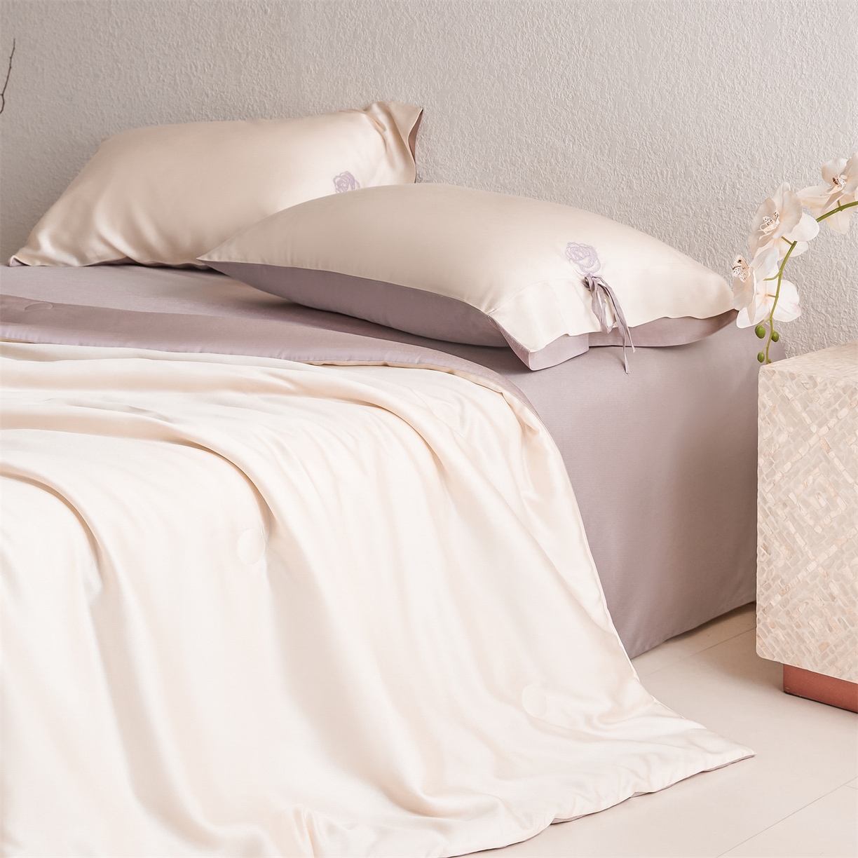 91家纺网 家纺一手货源 找家纺 DC 2026新款A类兰精天丝玫瑰压线抽绳款夏被四件套--日落玫瑰系列 杏白-素粉