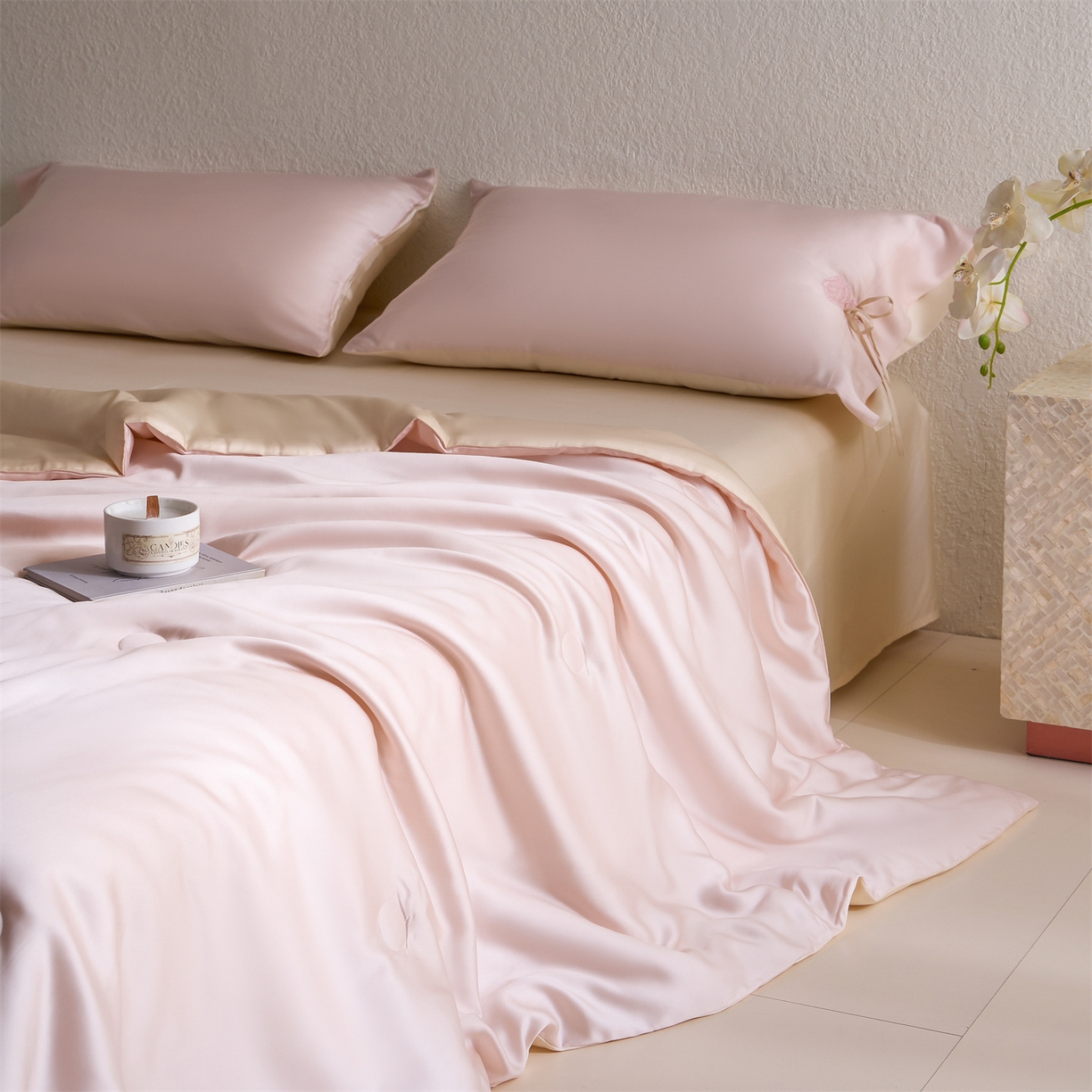 91家纺网 家纺一手货源 找家纺 DC 2026新款A类兰精天丝玫瑰压线抽绳款夏被四件套--日落玫瑰系列 冰雾粉+卡其