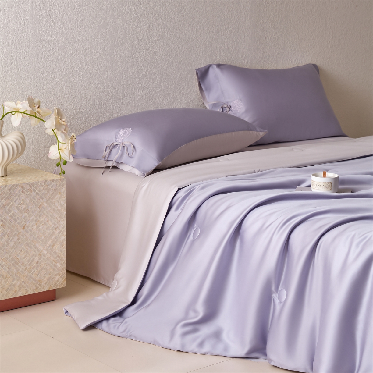 91家纺网 家纺一手货源 找家纺 DC 2026新款A类兰精天丝玫瑰压线抽绳款夏被四件套--日落玫瑰系列 风信紫+流沙灰