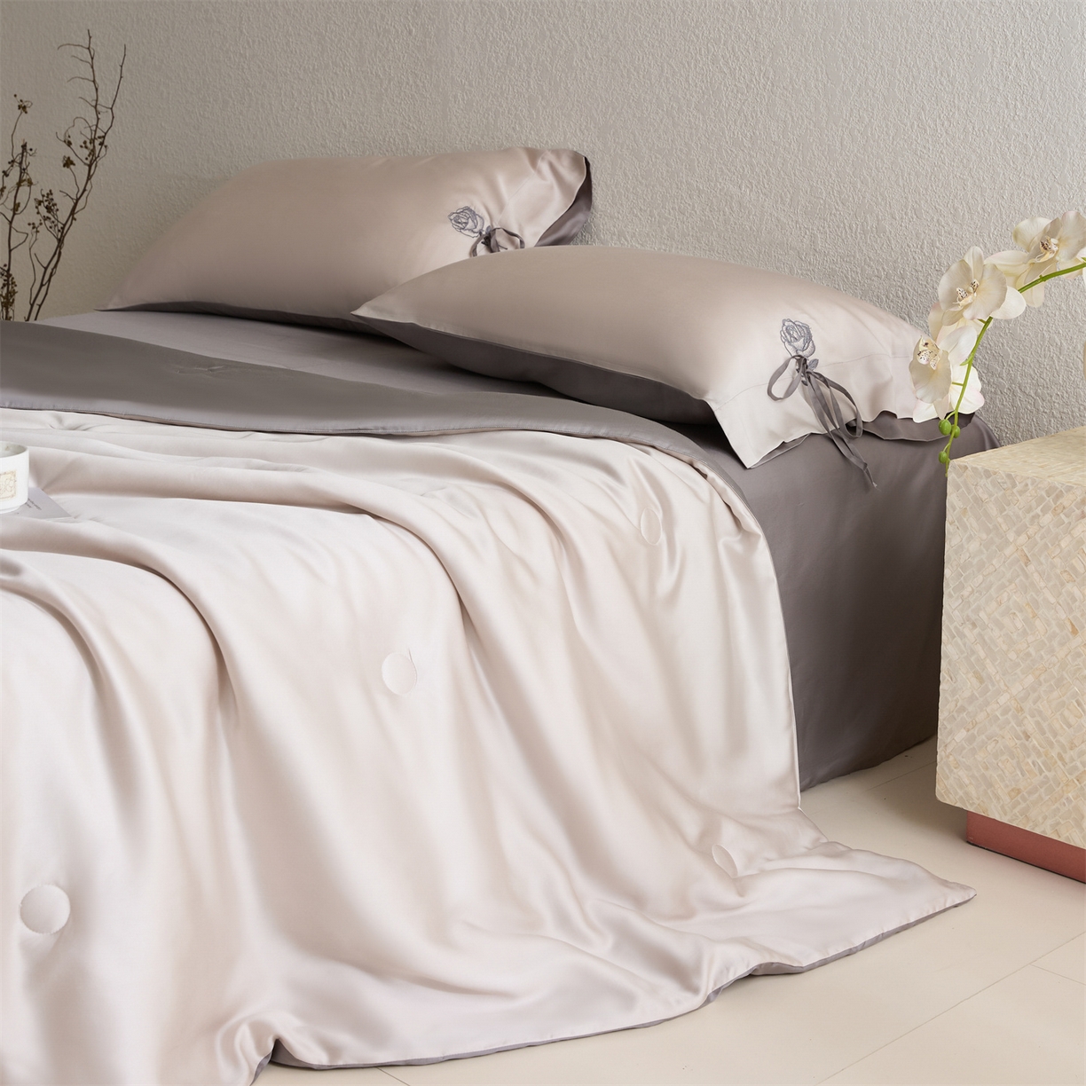 91家纺网 家纺一手货源 找家纺 DC 2026新款A类兰精天丝玫瑰压线抽绳款夏被四件套--日落玫瑰系列 浅茶+经典灰