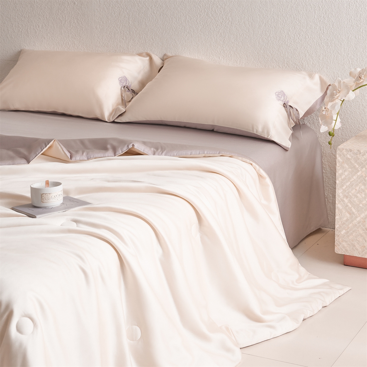 91家纺网 家纺一手货源 找家纺 DC 2026新款A类兰精天丝玫瑰压线抽绳款夏被四件套--日落玫瑰系列 杏白-素粉